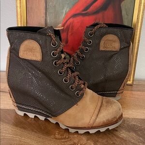 Sorel 1964 Premium Wedge Ankle Bootie Brown Leather Snake Print Women's Size 7.5